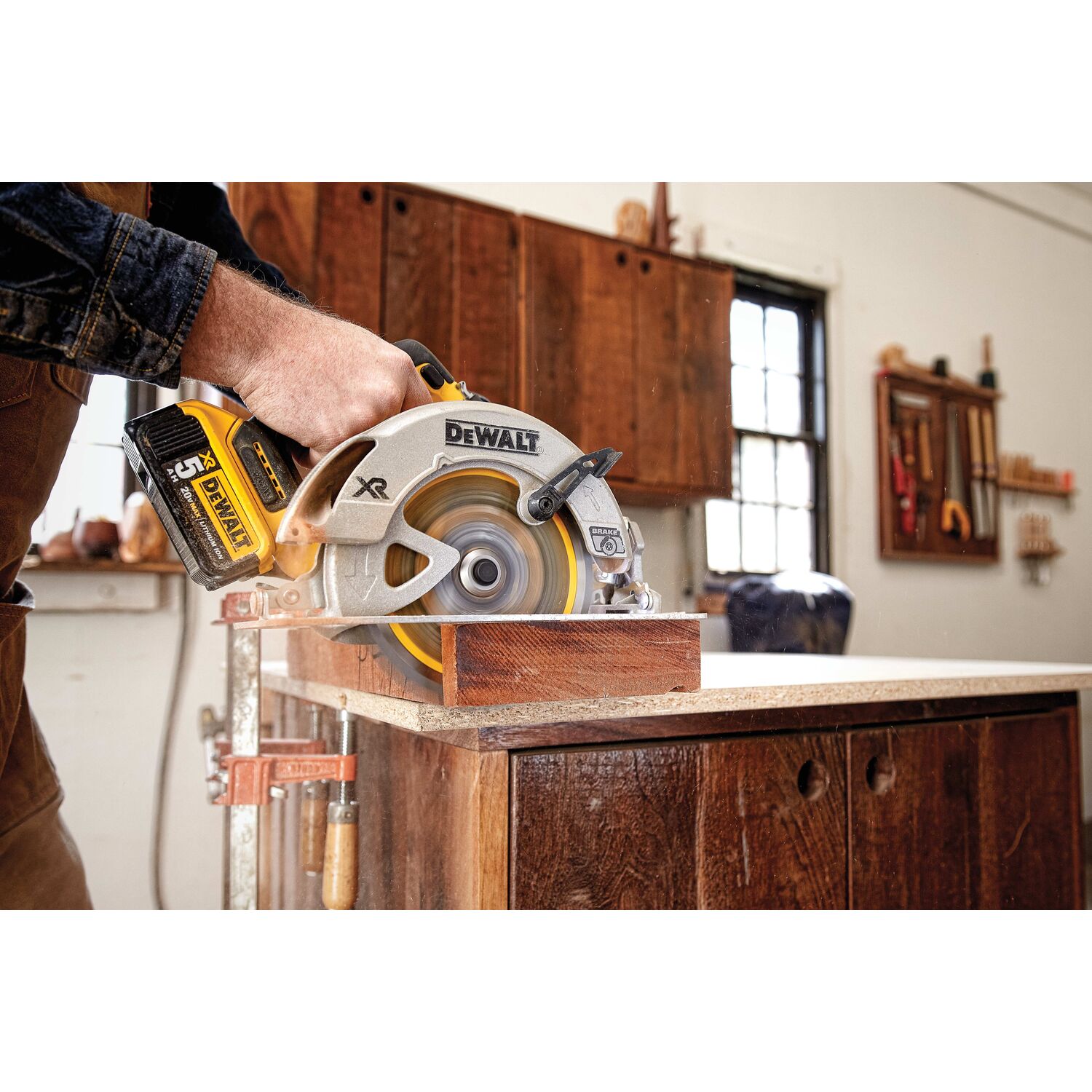 DEWALT 20V 71/4" XR Brushless Circular Saw Kit w/15.0AH Battery and