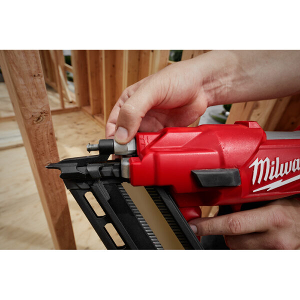 MILWAUKEE® M18 FUEL™ 30 Degree Framing Nailer Kit 8
