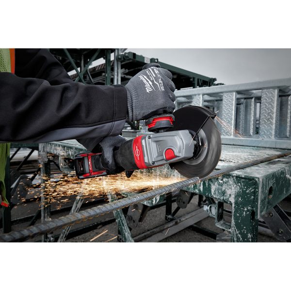 MILWAUKEE M18 FUEL™ 4-1/2” - 6” Braking Grinder Paddle Switch, No-Lock - Image 5