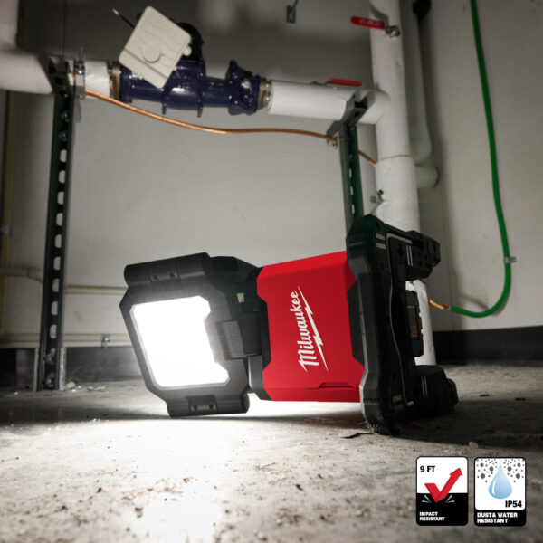 MILWAUKEE M18™ ROVER™ Dual Power Triple-Panel Flood & Area Light 5