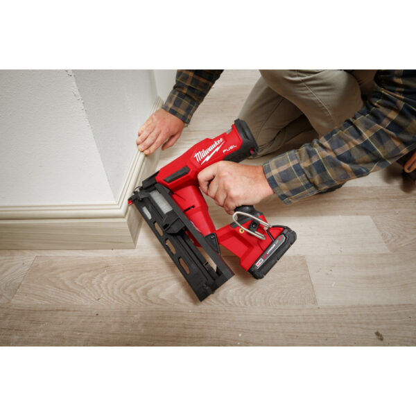 MILWAUKEE M18 FUEL™ 16 Gauge Angled Finish Nailer Kit 7