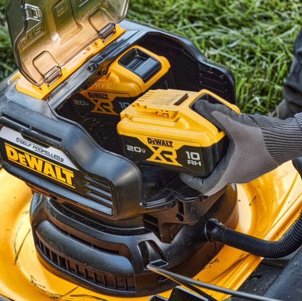 DEWALT® 2X20V MAX* Cordless 21-1/2" Rear Wheel Drive Self-Propelled Mower Kit - Image 5