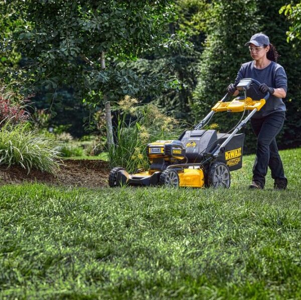 DEWALT® 2X20V MAX* Cordless 21-1/2" Rear Wheel Drive Self-Propelled Mower Kit - Image 7