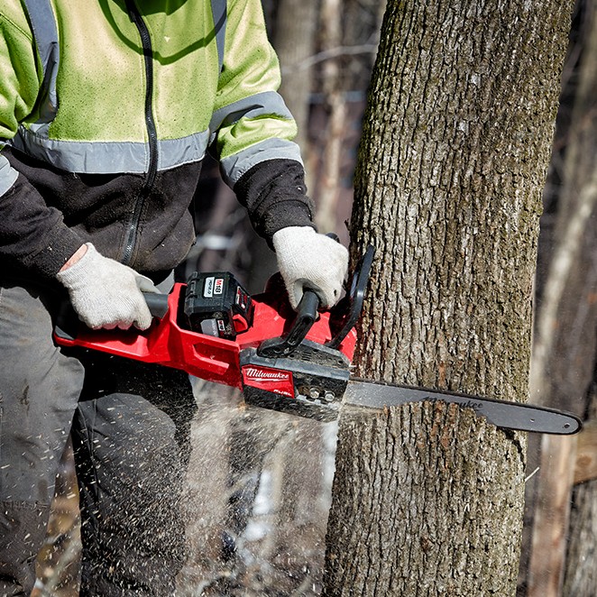 MILWAUKEE M18 FUEL™ 16" Chainsaw Kit - Image 12