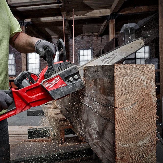 MILWAUKEE M18 FUEL™ 16" Chainsaw Kit - Image 9