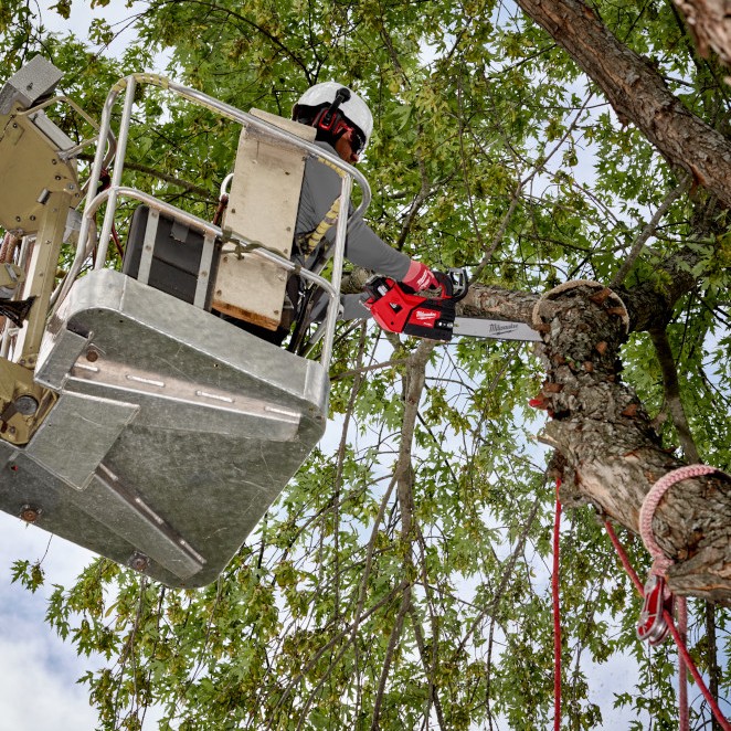 MILWAUKEE M18 FUEL™ 14" Top Handle Chainsaw Kit - Image 9