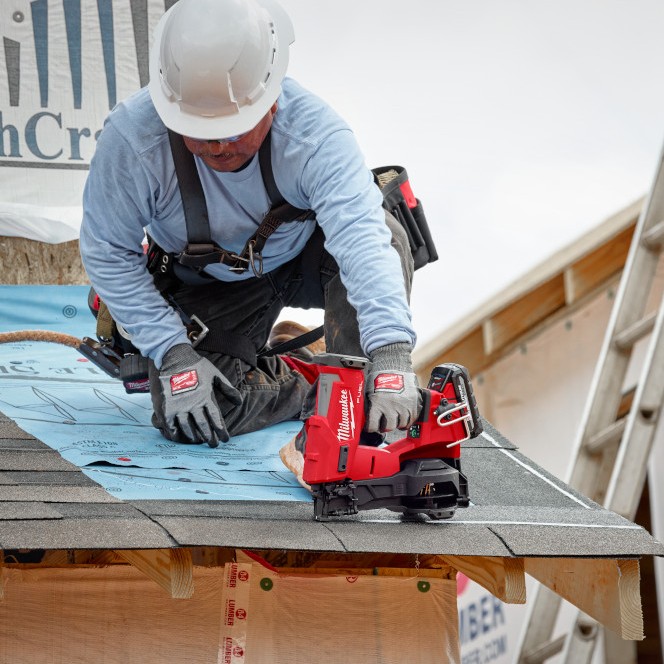 MILWAUKEE M18 FUEL™ Coil Roofing Nailer Kit - Image 11