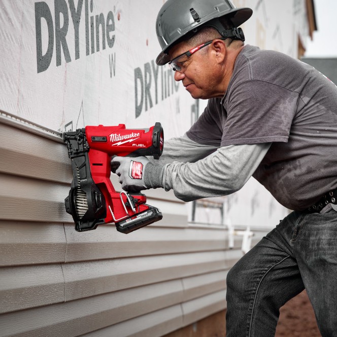 MILWAUKEE M18 FUEL™ Coil Roofing Nailer Kit - Image 12
