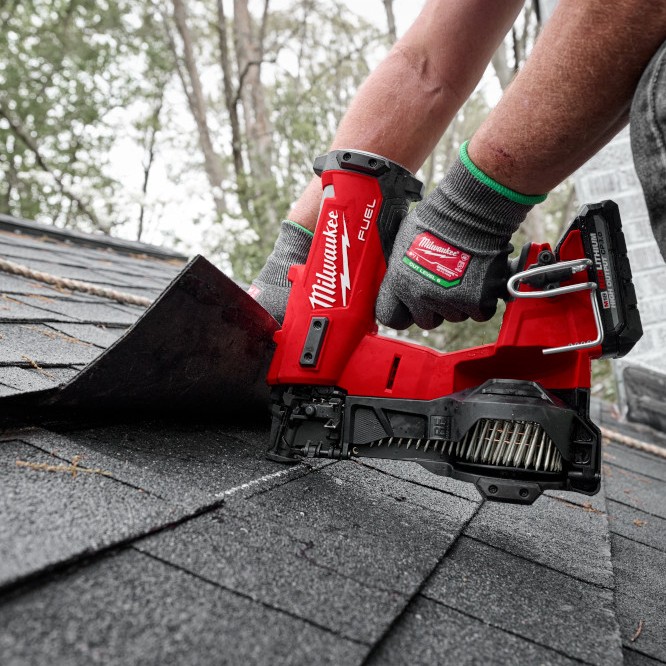 MILWAUKEE M18 FUEL™ Coil Roofing Nailer Kit - Image 10