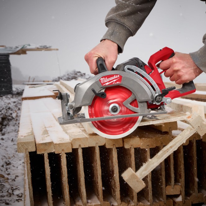 MILWAUKEE M18 FUEL™ 7-1/4" Rear Handle Circular Saw (Tool Only) - Image 12
