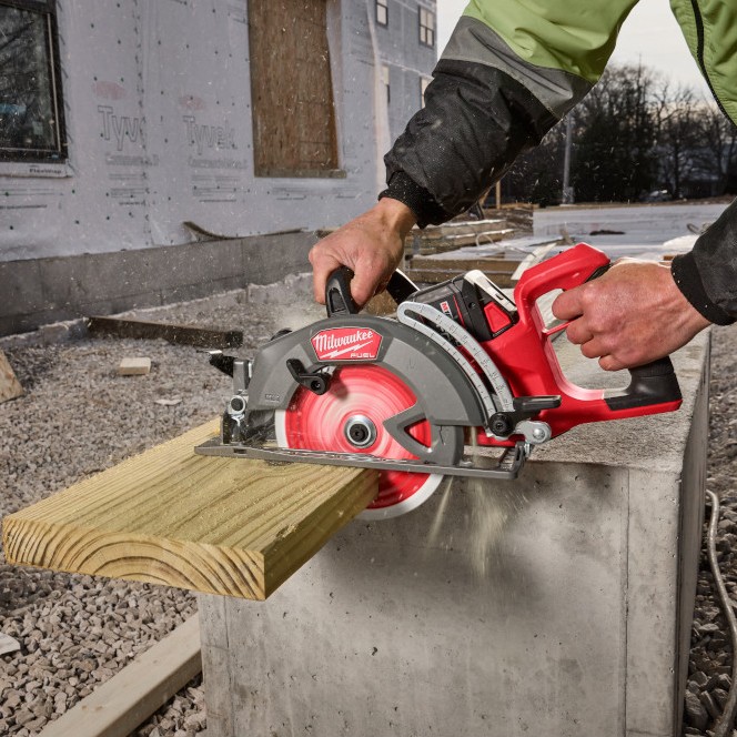 MILWAUKEE M18 FUEL™ 7-1/4" Rear Handle Circular Saw (Tool Only) - Image 9