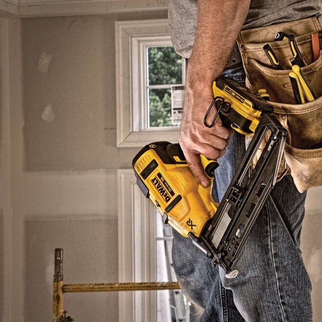 DEWALT 20V MAX* XR® 16 GA Angled Finish Nailer Kit - Image 11