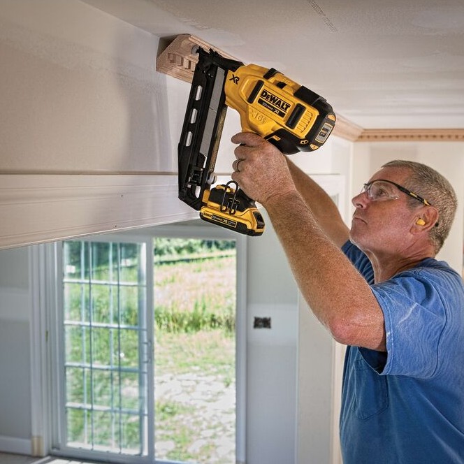 DEWALT 20V MAX* XR® 16 GA Angled Finish Nailer Kit - Image 12