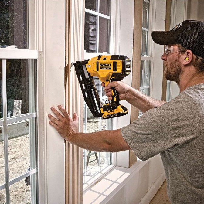 DEWALT 20V MAX* XR® 16 GA Angled Finish Nailer Kit - Image 9