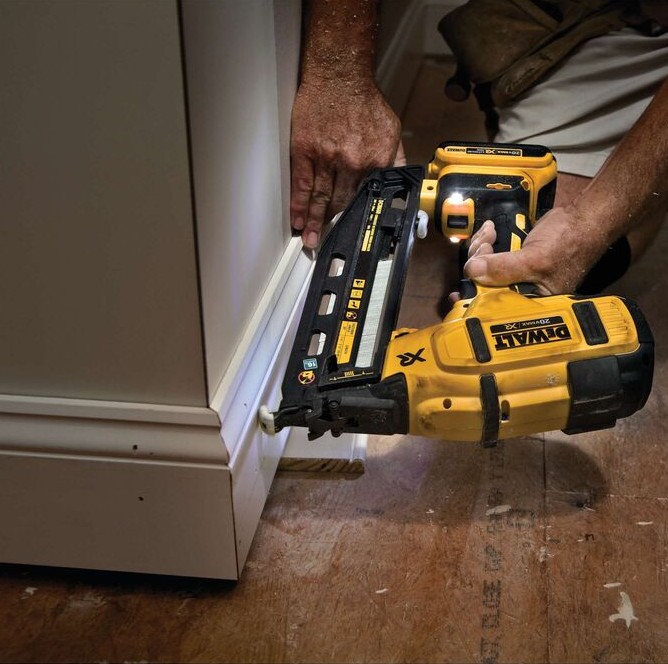 DEWALT 20V MAX* XR® 16 GA Angled Finish Nailer Kit - Image 10