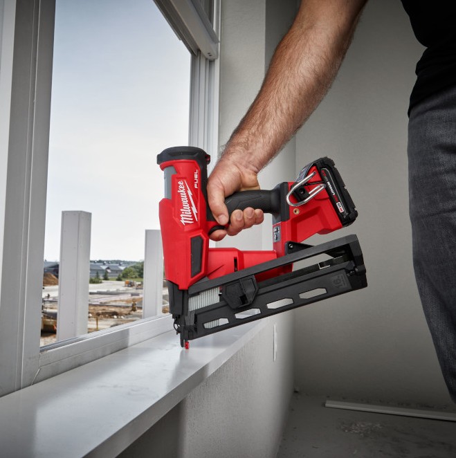 MILWAUKEE M18 FUEL™ 16 Gauge Angled Finish Nailer (Tool Only) - Image 8